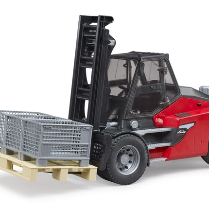 Linde HTI60 Fork Lift with a Pallet and 3 Pallet Cages