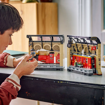 LEGO Harry Potter: Book Nook: Hogwarts™ Express