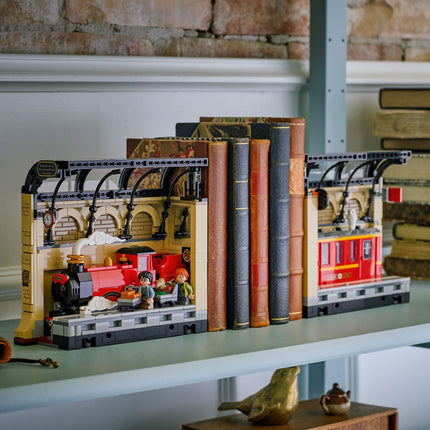LEGO Harry Potter: Book Nook: Hogwarts™ Express